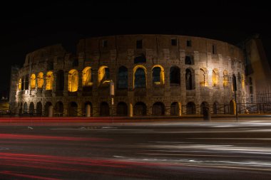 Colloseum roma İtalya bir gece görünümü