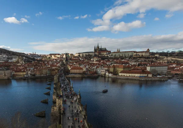 Luftaufnahme der Karlsbrücke und der Prager Burg — Stockfoto