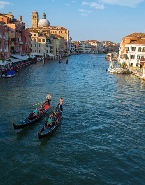 Venezia scena di strada con romantico canale di costruzione e gondole — Foto Stock