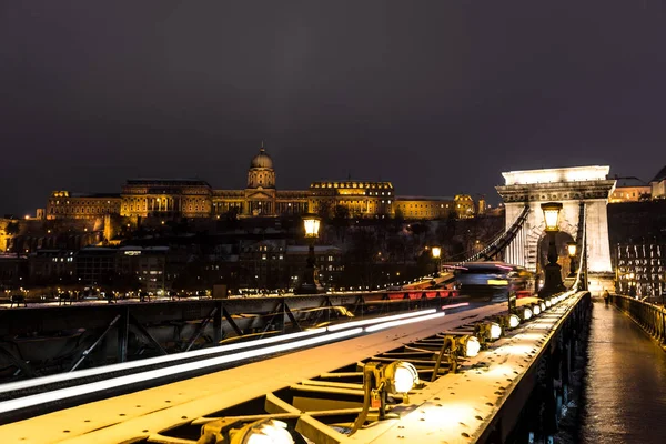 A gyönyörű Lánchíd megtekintése Budapesten, esti órákban — Stock Fotó