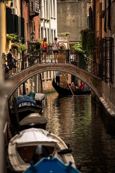 A view of Venice cityscene with gondola romantic narrow canal — Stock Photo, Image