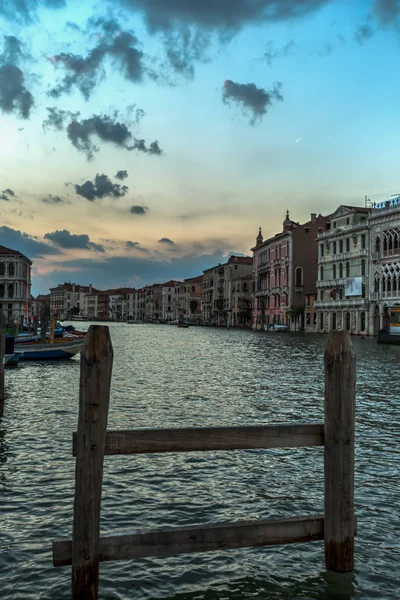 Scena di strada a Venezia con edificio romantico e canale — Foto Stock