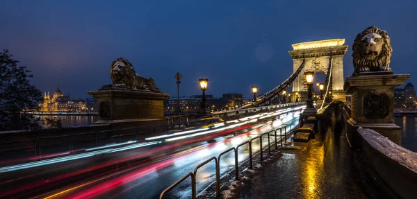 Akşam saatlerinde Budapeşte'de güzel Zincir Köprü manzarası Stok Resim