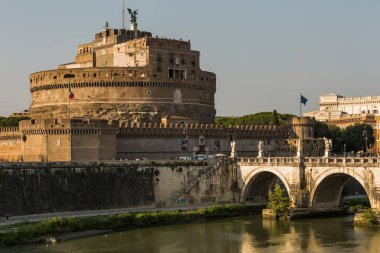 Gün batımında Castel Sant Angelo bir görünüm