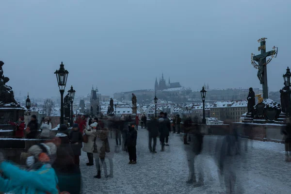 Una vista del paisaje de Praga con el puente de Carlos y el río Moldava — Foto de Stock