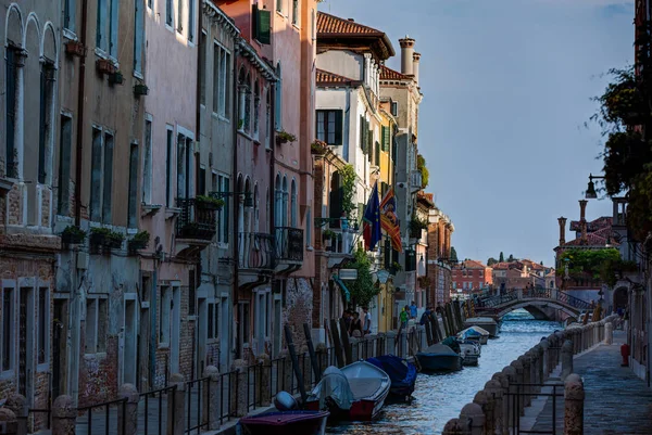 Scéna benátské ulice s romantickým stavebním kanálem a gondoly — Stock fotografie