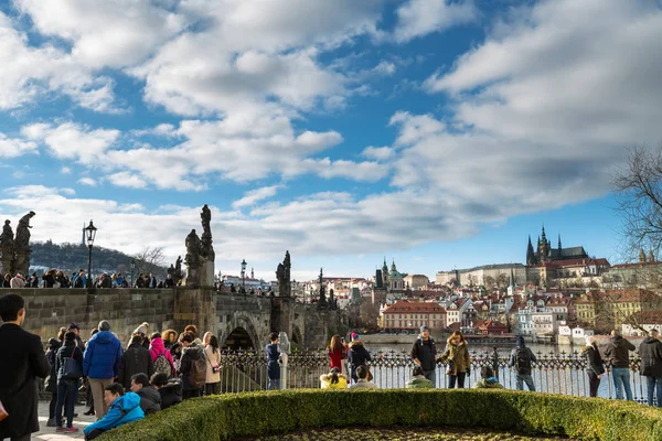 Una vista del paisaje de Praga con el puente de Carlos y el río Moldava —  Fotos de Stock