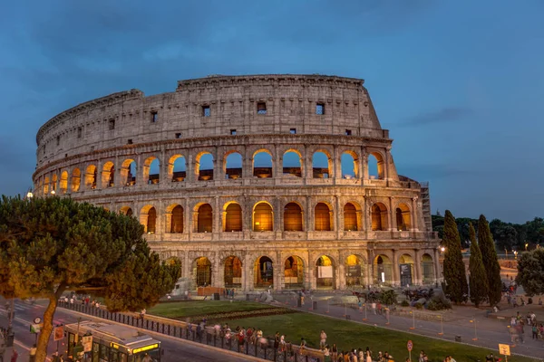 Noční pohled na Koloseum Řím Itálie — Stock fotografie