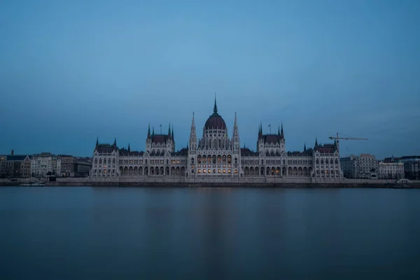 Una vista del edificio del Parlamento húngaro por la noche — Foto de Stock