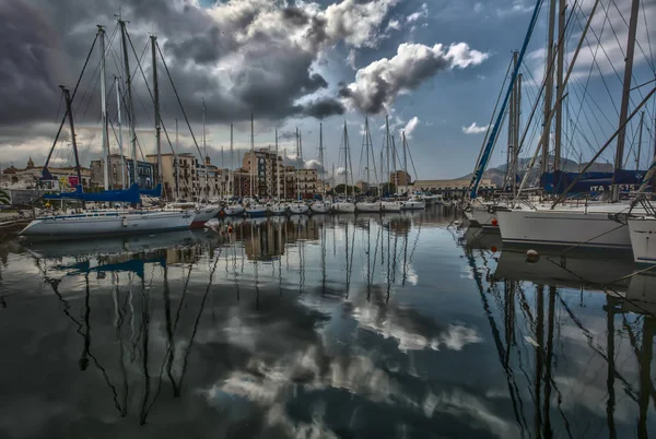 Uma vista de Barcos e iates na baía de La Cala Imagem De Stock