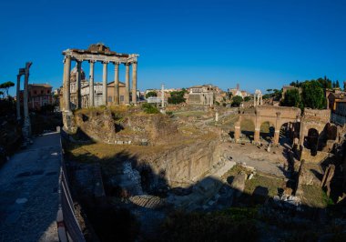 Güneşli yaz gününde Roma Forumu'nun görünümü