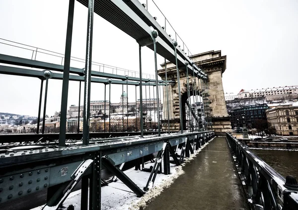 Kettenbrücke über die Donau im Winter in Budapest — Stockfoto