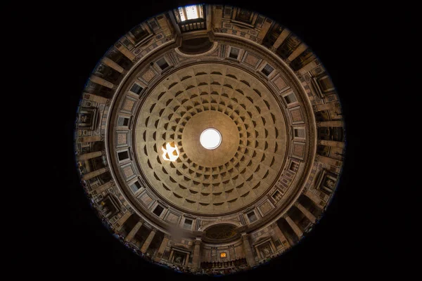 Ortasında delik ile Pantheon tavan kubbe bir görünüm — Stok fotoğraf