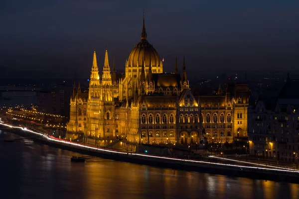 Escena aérea de la ciudad de Budapest por la noche — Foto de Stock