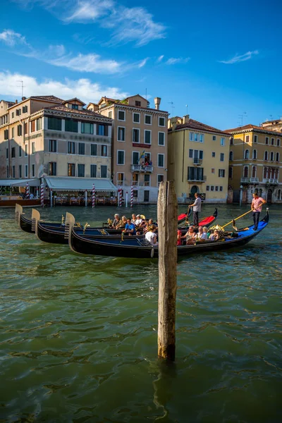 Venezianische Straßenszene mit romantischem Baukanal und Gondeln Stockbild