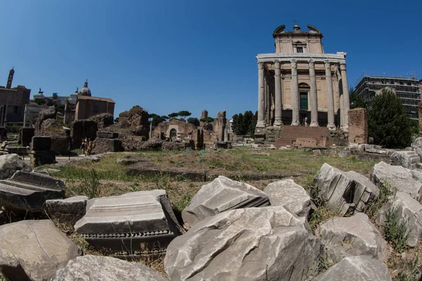 로마 의 로마 포럼 내부 안토니누스와 파우스티노나 사원의 전경 — 스톡 사진