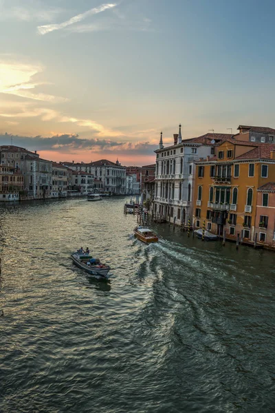 Venezianische Straßenszene mit romantischem Baukanal und Gondeln Stockbild