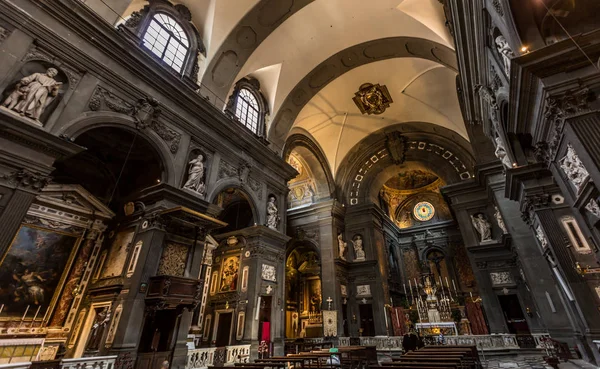 Uma vista da fachada ocidental da igreja de San Michele em Foro — Fotografia de Stock