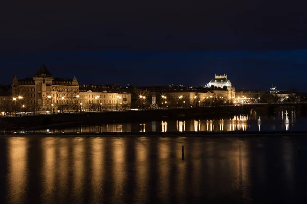 Blick auf die Prager Stadtlandschaft mit Karlsbrücke und Moldau — Stockfoto