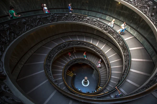 Spiral merdivenli Vatikan iç görünümü — Stok fotoğraf