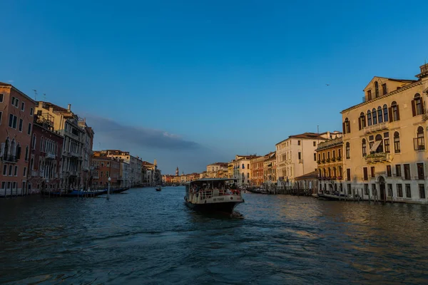 Venezia scena di strada con romantico canale di costruzione e gondole — Foto Stock