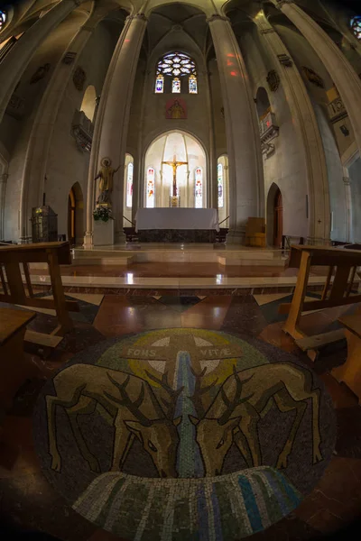 Una vista interior del Templo del Sagrado Corazón en el Monte Tibidabo — Foto de Stock