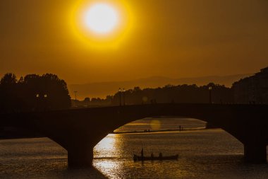 Gün batımı saatinde Ponte Vecchio köprüsünün manzarası