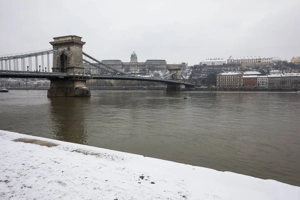 Kettenbrücke über die Donau im Winter in Budapest — Stockfoto