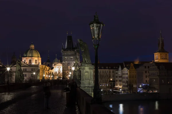 Uitzicht op de stads scape van Praag met de Karelsbrug en de rivier de Vltava — Stockfoto