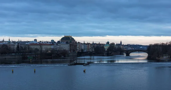 Utsikt över Prags stadsbild med Karlsbron och floden Vltava — Stockfoto