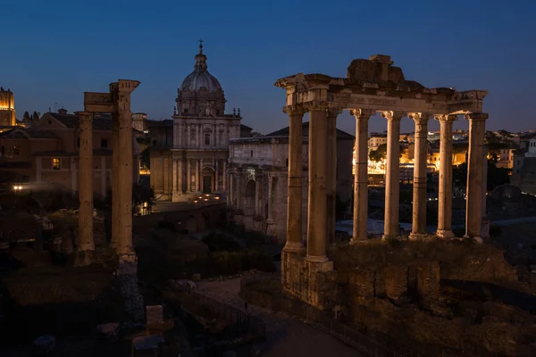 Uma vista do Fórum Romano em Roma no dia de verão da noite — Fotografia de Stock