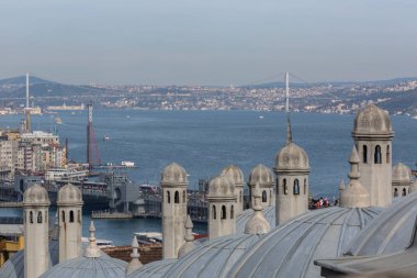 Boğaz ve köprülerile güzel İstanbul şehrinin havadan görünümü