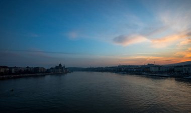 Gece Budapeşte şehir sahnesinin bir görünümü