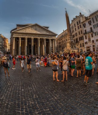 Güneşli yaz gününde Roma'da Antik Panteon manzarası