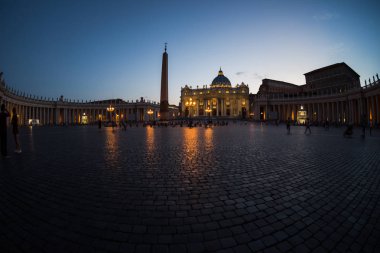 Gün batımında Aziz Petrus Meydanı ve Aziz Petrus Bazilikası