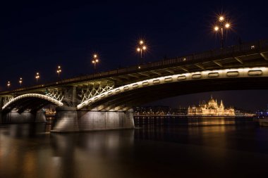 Ünlü tarihi Margaret köprü ile güzel gece aydınlatılmış