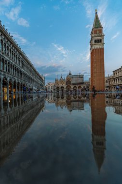 Gün batımında Campanile ve Doge Sarayı ile St. Mark Meydanı manzarası