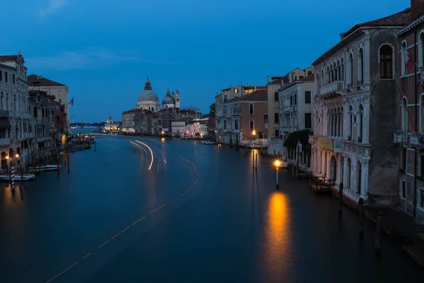 Венеційська вулиця сцена з романтичним каналом і гондоми — стокове фото