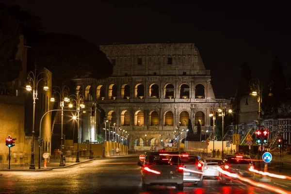 Egy éjszakai kilátás a Colloseum Rome Italy — Stock Fotó