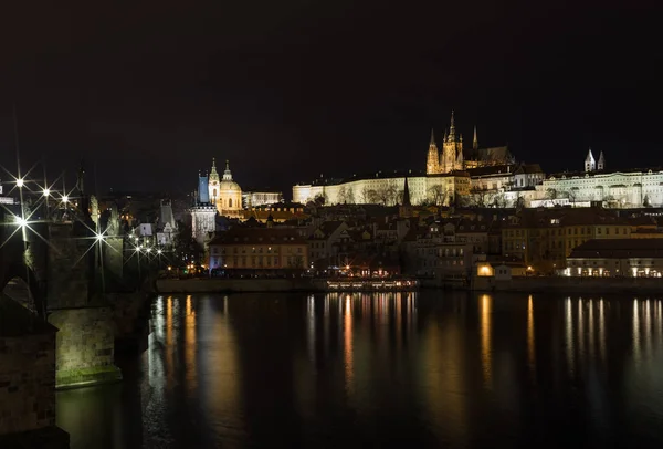 Uitzicht op de stads scape van Praag met de Karelsbrug en de rivier de Vltava — Stockfoto