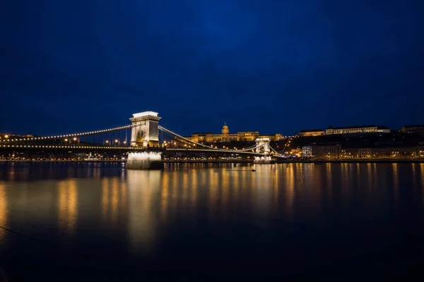 A view of Chain Bridge on Danube in Budapest by night — Stock Photo, Image