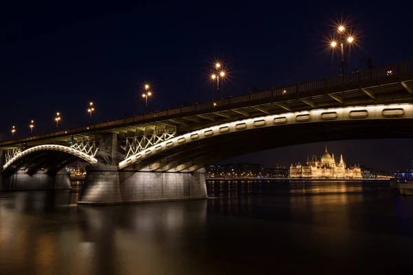 Famoso puente histórico Margaret con bellamente iluminado por la noche — Foto de Stock