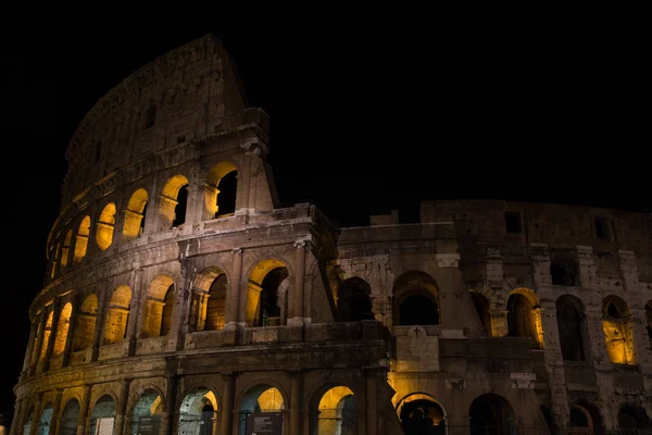 Egy éjszakai kilátás a Colloseum Rome Italy — Stock Fotó