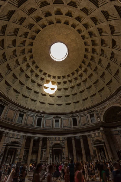 Een uitzicht op het Pantheon plafond koepel met gat in het midden — Stockfoto