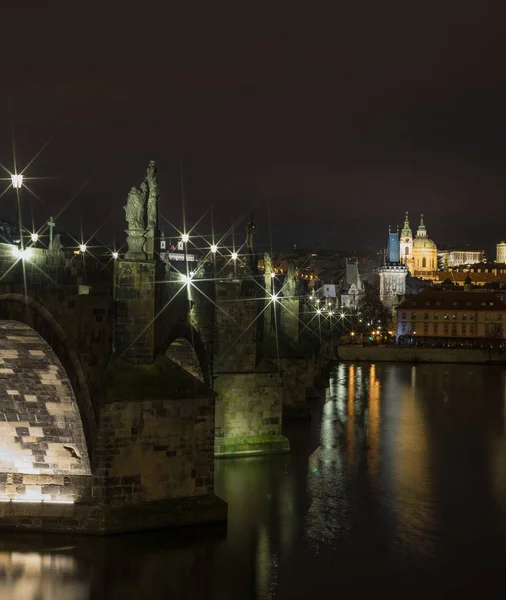 Una vista del paisaje de Praga con el puente de Carlos y el río Moldava — Foto de Stock