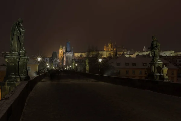 Una vista del paisaje de Praga con el puente de Carlos y el río Moldava Fotos De Stock