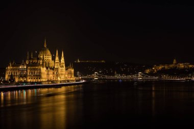 Macar Parlamentosu binasının gece görünümü