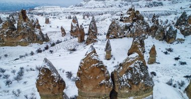 Karlı dağ manzarası Kapadokya