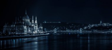 Macar Parlamentosu binasının gece görünümü