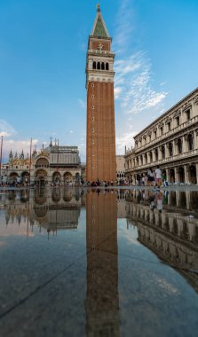 Gün batımında Campanile ve Doge Sarayı ile St. Mark Meydanı manzarası